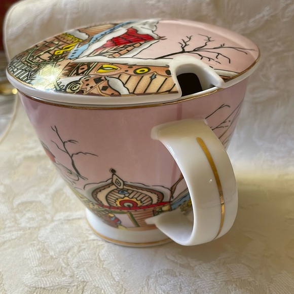 Grace fine ceramic Russian winter wonderland gingerbread house tea Cup & lid - Picture 7 of 8